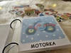 MINIKNÍŽEČKA DOPRAVNÍ PROSTŘEDKY, demonstrační karty, interaktivní kniha, lotto, vystřihovánky